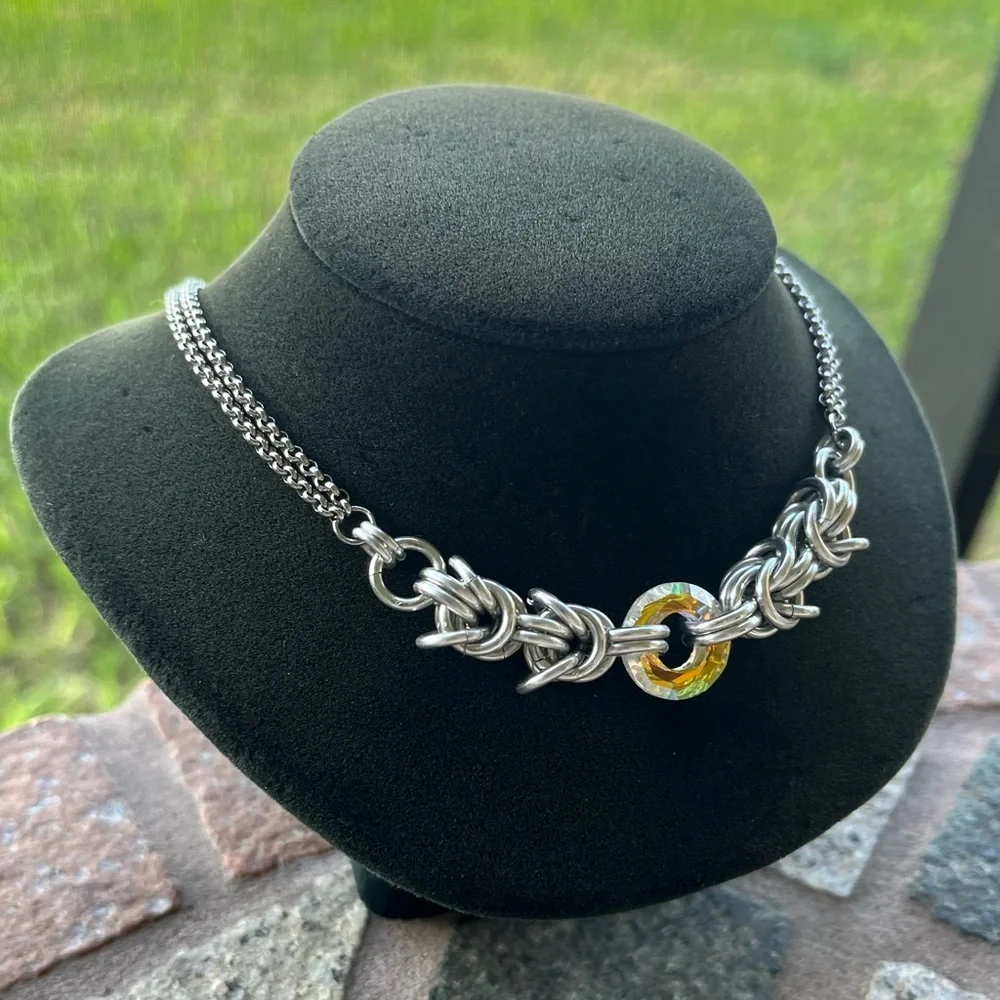 Handmade maille choker necklace with rainbow iridescent swarovski circle crystal - Picture 6 of 15